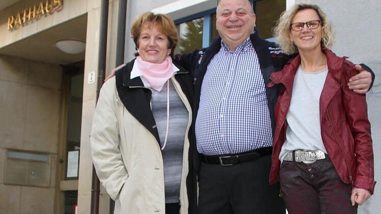 Glückliche Gesichter: Elke Reim (von rechts) hat mit Angelo Valenzano einen Pachtvertrag ausgehandelt. Bürgermeisterin Brigitte Meyerdierks freut sich sehr, dass ins ehemalige italienische Restaurant direkt neben dem Rathaus Bad Brückenau endlich wieder Leben einkehrt. Foto: Ulrike Müller