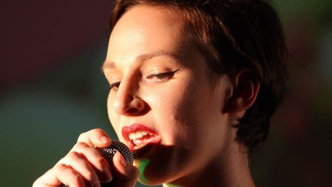 Jule Köhn mit ihrer Interpretation von "You're the voice" Foto: Katja Nauer
