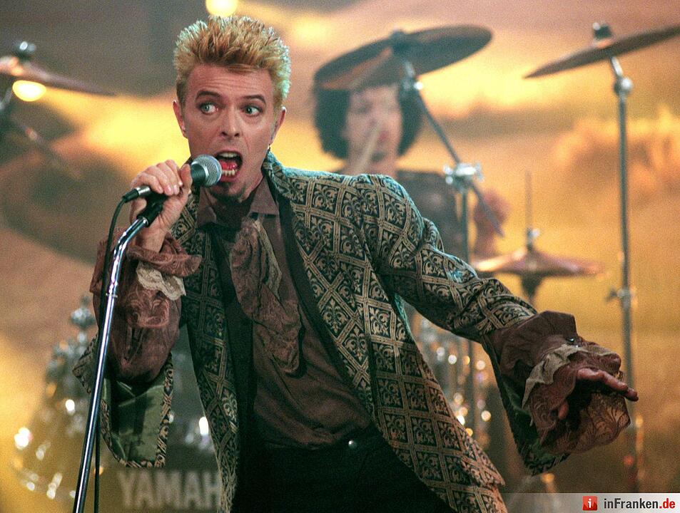Der britische Rockstar David Bowie am 22.2.1997 während seines Auftritts bei "Wetten, daß...?" in Münster.  Foto: Ferdinand Ostrop/dpa