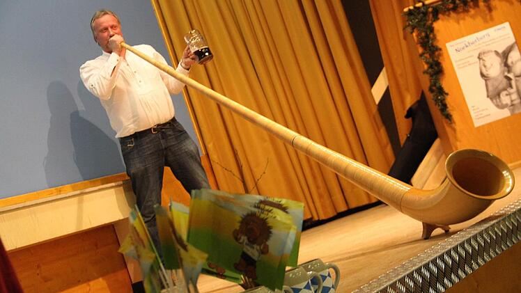 Christian Hennemann gestaltete auf dem Alphorn das musikalische Rahmenprogramm mit. Foto: Gerda Völk