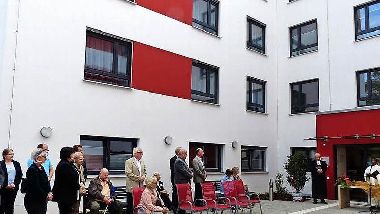 Die Geistlichen Enno Weidt und Joseph Chechott (r.) spenden den Segen für das Seniorenzentrum. Fotos: Pauline Lindner