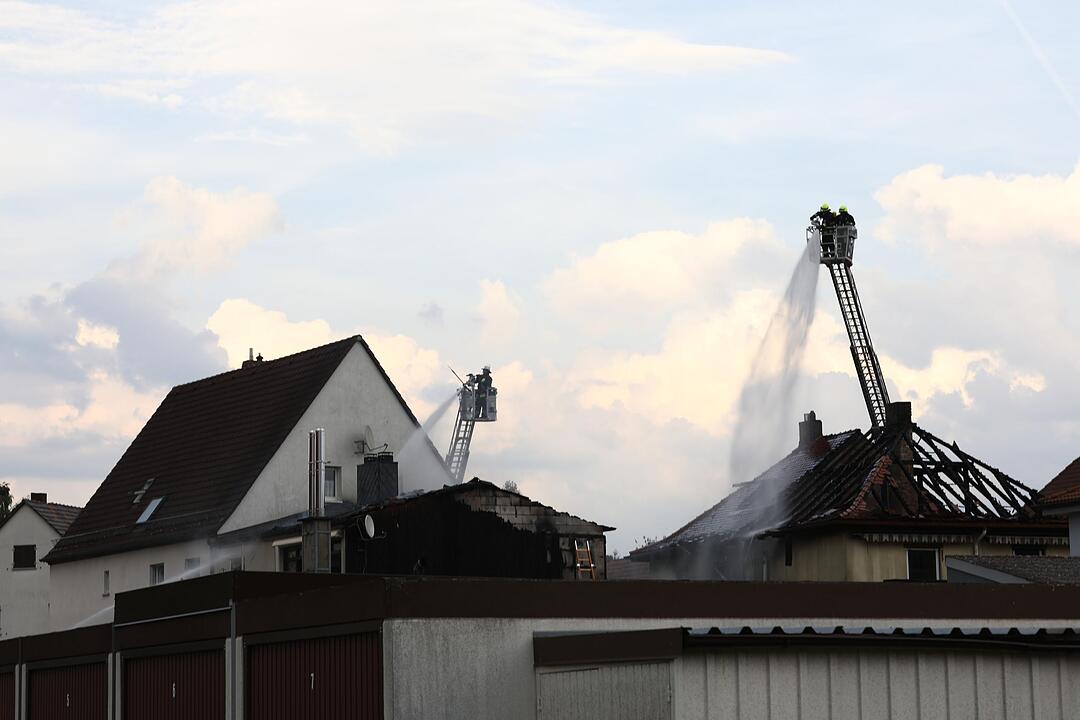 Hocher Schaden bei Brand in zwei Doppelhaushälften in Roth