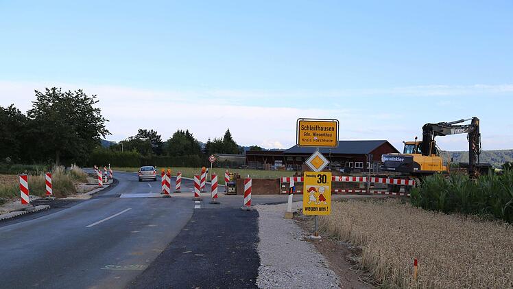 Die Straßenaufweitung mit einer Linksabbiegespur am Gewerbegebiet Dorfäcker  Foto: Franz Galster