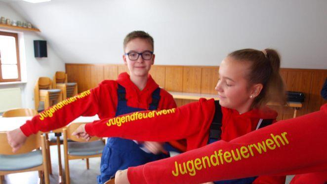 Stolz zeigen sie ihr Shirt. Foto: Michaela Atzler