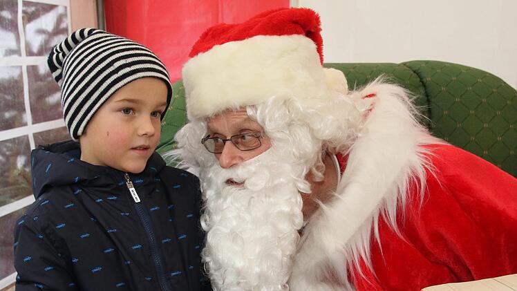 Justus Felber spricht mit dem Nikolaus. Er wünscht sich eine Ritterburg. Foto: Michael Stelzner