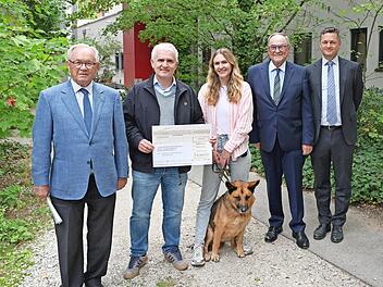 Bei der Spendenübergabe (von links): Wilhelm Polster (Stiftungsvorstand der Manfred-Roth-Stiftung), Oliver Kratz (kommissarischer Leiter der Kinderpsychiatrie), Sarah Bertelshofer (Lesko-Projektleiterin) mit Hündin Luna, Klaus Teichmann (Stiftungs...