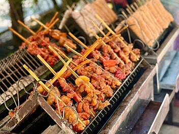 Schweinespie&szlig;e: Fr&uuml;hst&uuml;ck in Thailand