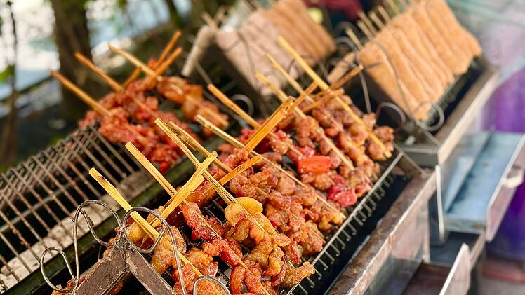 Schweinespie&szlig;e: Fr&uuml;hst&uuml;ck in Thailand