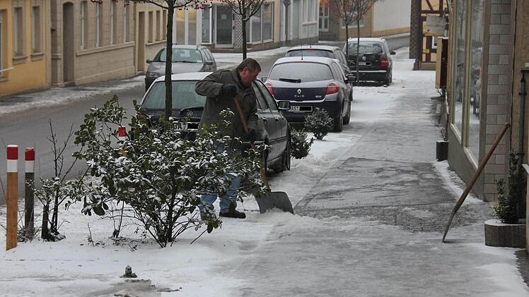 Mit Schneeschieben allein war's da nicht getan. Wolfgang Kaspar musste vor seinem Haus in der Eberner Kapellenstraße förmlich pickeln.