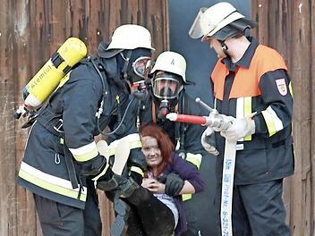 Schnell wurden die Kinder asu der Scheune gerettet.