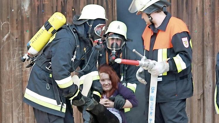 Schnell wurden die Kinder asu der Scheune gerettet.