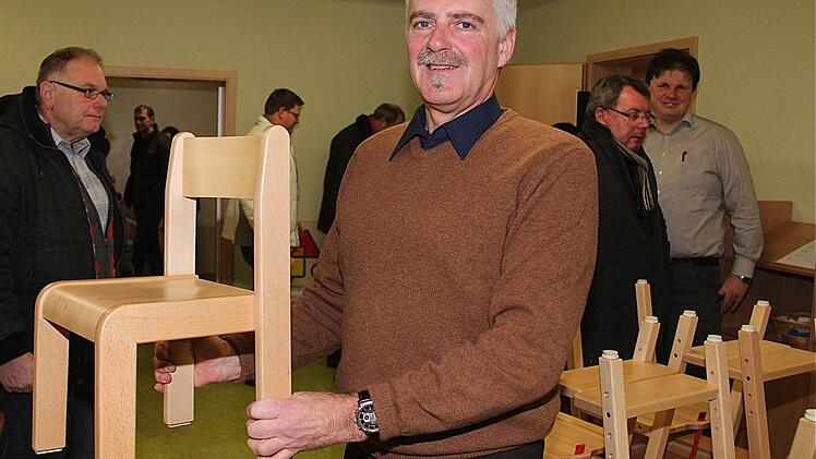 Bürgermeister Jürgen Karle mit dem Gemeinderat im Kindergarten.