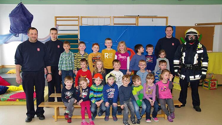 Gruppenfoto mit den "Großen" der Wilhelmsthaler Kita sowie den Feuerwehrkameraden (von links) Kommandant Frank Fischer, Dominik Fischer, Dominik Engelhardt und Sebastian Wagner.