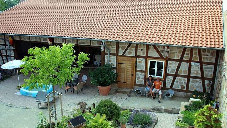 Die Hofmanns im Hof auf einer Bank Foto: Bettina Knauth