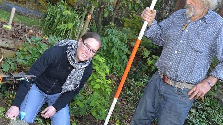 Reinhard Schmitt und Christiane Treuner, die von dem Feldgeschworenen-Obmann in das Ehrenamt eingewiesen worden ist. Foto: Karl-Heinz Hofmann