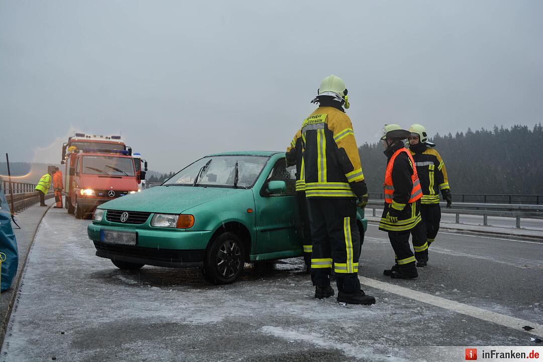 Eisregen sorgt fuer Unfallserie auf A73 - Ein Schwerstverletzter