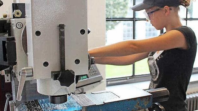 Julie Pfeiffer fr&auml;st L&ouml;cher in ihr "Brosianer-&auml;rger-dich-nicht"-Spiel.  Foto: Ulrike Nauer