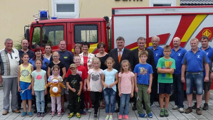 Historische Aufnahme: Presseck hat seit Samstag eine Kinderfeuerwehr. Die Teamleitung der Kinderfeuerwehr übernimmt Alexander Riese (hinten, Fünfter von links). Foto: Klaus-Peter Wulf