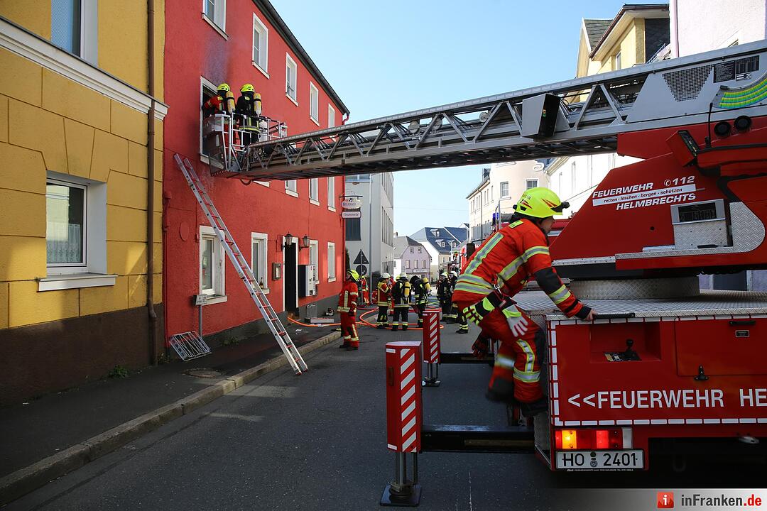 Sieben Verletzte bei Wohnhausbrand im Kreis Hof– 34-Jährige schwebt in Lebensgefahr