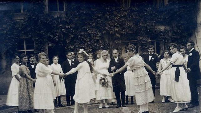Hochzeit 23.09.1920 Eugen Kuther und Carola Dunkel. Während die beiden ältesten Töchter Hilda und Paula bis zum Schluss in ihrem Vaterhaus verblieben, verließ Carola Dunkel 1920 die Mühle nach Heirat. BILD: Archiv Kuther