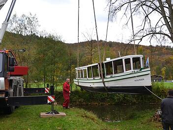 Mittels Autokran wurden die beiden Dampferle aus der Saale gehoben. Foto: Peter Rauch