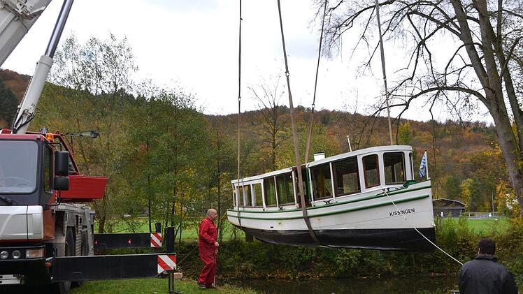 Mittels Autokran wurden die beiden Dampferle aus der Saale gehoben. Foto: Peter Rauch