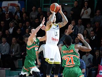 Aus der Distanz - hier wirft Gabe York (Mitte) bedrängt von den Banvit-Spielern Angelo Caloiaro und Tony Taylor - leisteten sich die Bayreuther vor allem in der ersten Halbzeit viele Fehlerversuche. Foto: Peter Mularczyk