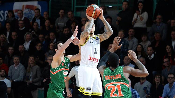 Aus der Distanz - hier wirft Gabe York (Mitte) bedrängt von den Banvit-Spielern Angelo Caloiaro und Tony Taylor - leisteten sich die Bayreuther vor allem in der ersten Halbzeit viele Fehlerversuche. Foto: Peter Mularczyk