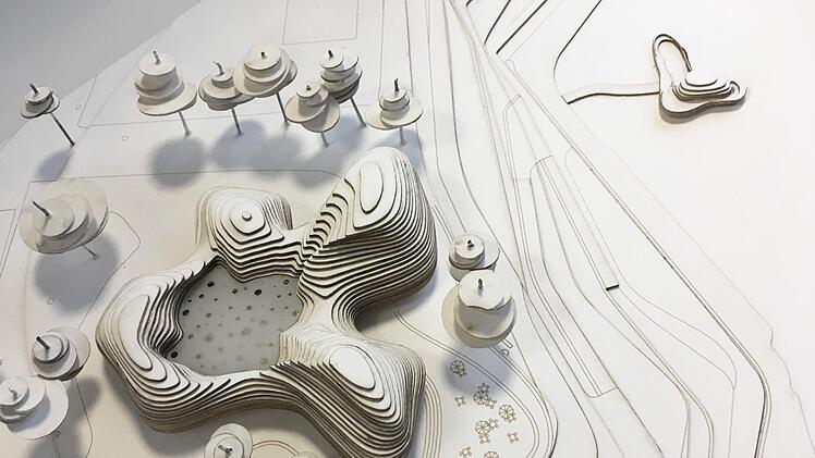 Das Modell zeigt das MIZ 359 entlang des Mainufers; man kann die Höhenlinien gut erkennen.ARGE Erlebniskontor GmbH, magma architecture GmbH, A24 Landschaft Landschaftsarchitektur GmbH