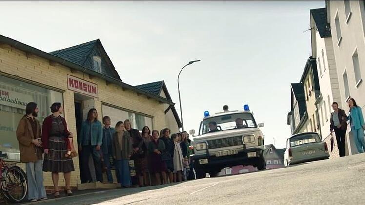 Staunende Blicke richten sich auf den Polizei-Wartburg, der durch Nordhalbens "Neue Gasse" rast: Im Film dient die Klöppelgemeinde als Kulisse für die thüringische Stadt Pößneck des Jahres 1979. Screenshot: YouTube