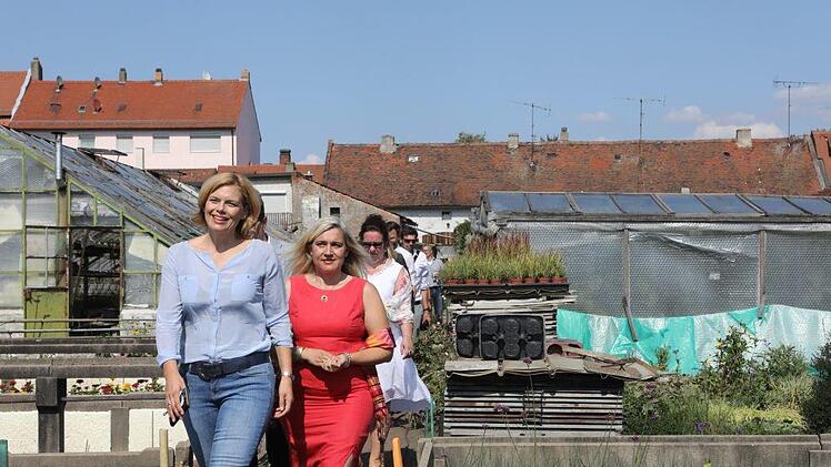 Agrarministerin Julia Klöckner (CDU) und Staatsministerin Melanie Huml (CSU) in der Bamberger Gärtnerei Dechant bei "Lounge in the City". Foto: Barbara Herbst