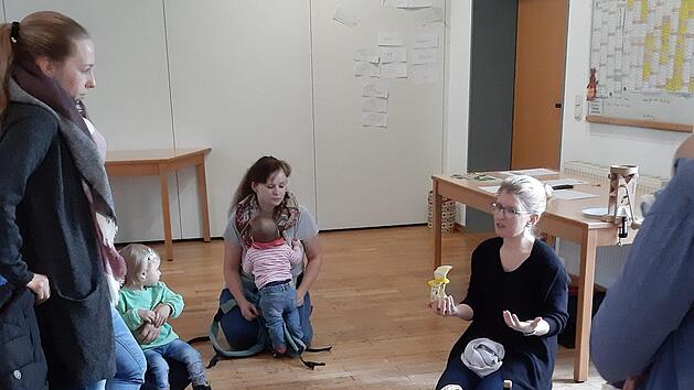 Martina Edelmann (rechts) erklärt den Müttern die Zubereitung verschiedner Frühstückskomponenten.  Elisabeth Kanalele