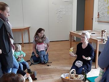 Martina Edelmann (rechts) erklärt den Müttern die Zubereitung verschiedner Frühstückskomponenten.  Elisabeth Kanalele