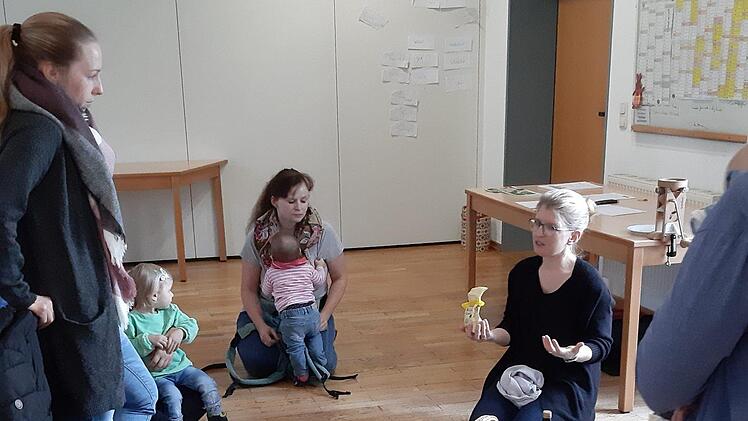 Martina Edelmann (rechts) erklärt den Müttern die Zubereitung verschiedner Frühstückskomponenten.  Elisabeth Kanalele