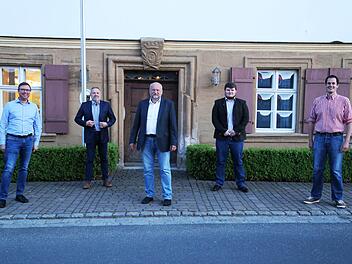 Die neuen Gemeinderäte und Bürgermeister von Kunreuth vor dem Rathaus (von links): Bernd Wohlhöfer, Edwin Rank, Ernst Strian, Philipp Ochs und Fabian  Strian  Foto: privat