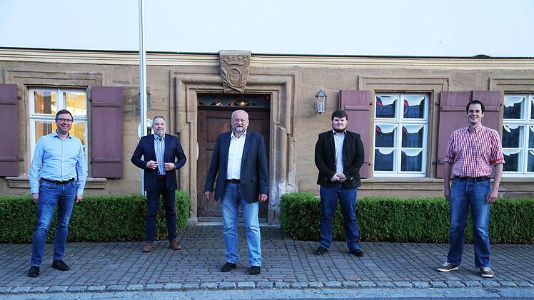Die neuen Gemeinderäte und Bürgermeister von Kunreuth vor dem Rathaus (von links): Bernd Wohlhöfer, Edwin Rank, Ernst Strian, Philipp Ochs und Fabian  Strian  Foto: privat