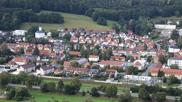 Entlang der Nordumgehung weist die Bepflanzung etliche Lücken auf. Die Bewohner der Häuser am Ängerlein, die über starke Lärmbelästigung klagen, erhoffen sich von einer dichteren Bepflanzung mehr Ruhe.  Foto: Katrin Geyer