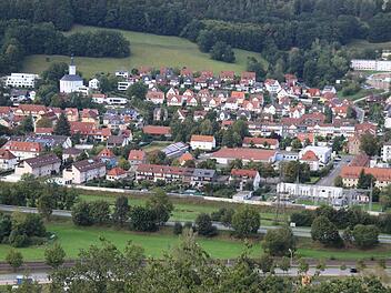 Entlang der Nordumgehung weist die Bepflanzung etliche Lücken auf. Die Bewohner der Häuser am Ängerlein, die über starke Lärmbelästigung klagen, erhoffen sich von einer dichteren Bepflanzung mehr Ruhe.  Foto: Katrin Geyer