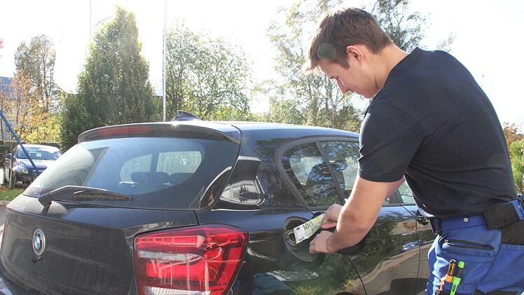 Wenn das so weiter geht, ist für Azubi Jonas Günthner ein Hunderter im Monat weg - nur um mit dem Auto zum Arbeitsplatz zu kommen.