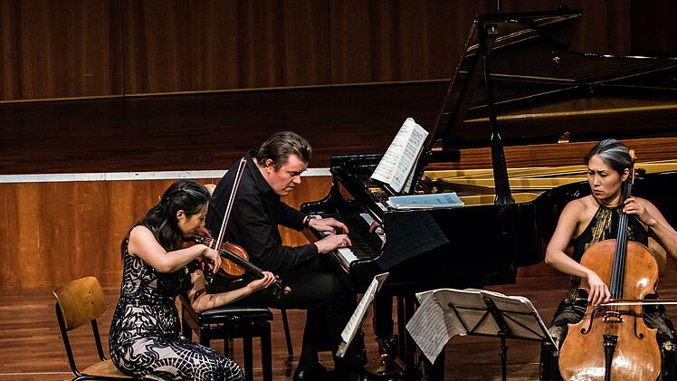 Das Trio con Brio beeindruckte in Coburg (von links): Soo-Jin Hong, Jens Elvekjaer und Soo-Kyung Hong.Foto_Jochen Berger