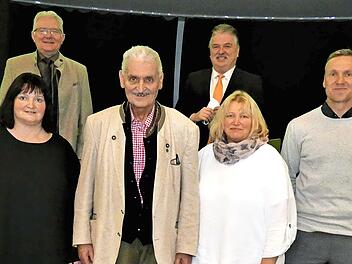 Helmut Hofmann inmitten seiner Kinder (vorne von links) Stefan, Pamela, Silke sowie Michael, der einst beim TSV 1860 München im Tor stand, und Christian und (hinten von links) Bürgermeister Günther Hübner und Landrat Klaus Peter Söllner