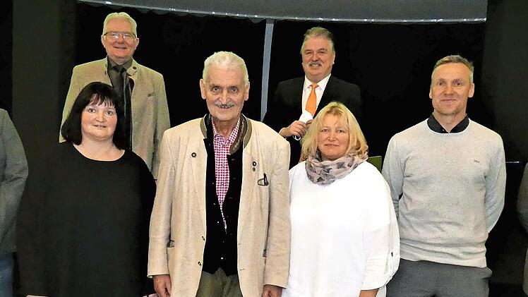 Helmut Hofmann inmitten seiner Kinder (vorne von links) Stefan, Pamela, Silke sowie Michael, der einst beim TSV 1860 München im Tor stand, und Christian und (hinten von links) Bürgermeister Günther Hübner und Landrat Klaus Peter Söllner