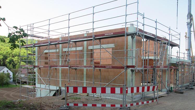 Im Stadtteil Obererthal "tut sich was". Unter anderem steht der Rohbau für das neue Feuerwehrgerätehaus, das mit rund einer Million Euro zu Buche schlägt.