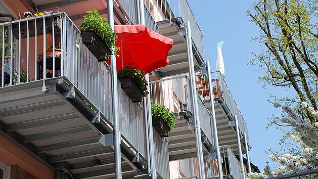 Egal ob klassischer Sonnenschirm oder Ampelschirm: Beide schützen vor der prallen Sonne im Sommer.