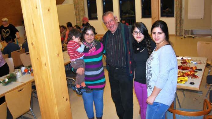 Die Familie Abbas fühlt sich von den Hofheimer sehr gut aufgenommen. "Sie sind integriert. Sie sind Hofheimer", sagt Eike Uhlich. Mit im Bild ist Ludwig Klarmann, der sich ehrenamtlich um die Familie kümmert. Foto: Johanna Eckert