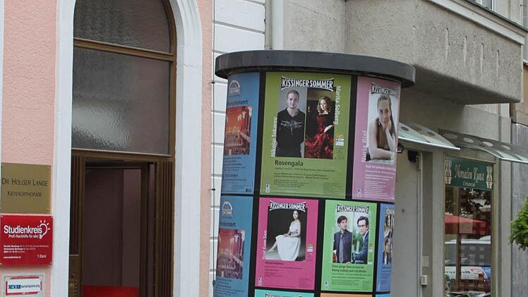Schiefe Litfasssäule in der Unteren Marktstraße. Foto: Mäuser