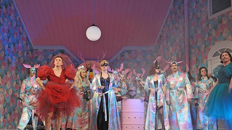 Szene aus der Neuinszenierung von Otto Nicolais "Die lustigen Weiber von Windsor" am Landestheater Coburg. Foto: Andrea Kremper