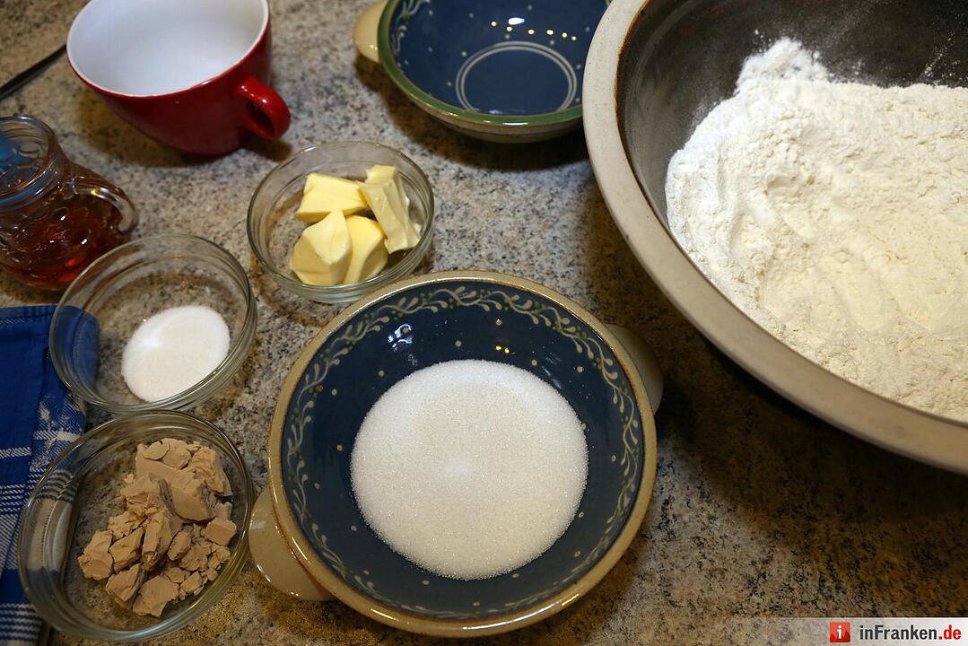 1. Alle Zutaten sollten Zimmertemperatur haben (rechtzeitig bereitstellen). Mehl in eine große Schüssel sieben, in die Mitte eine Vertiefung drücken.