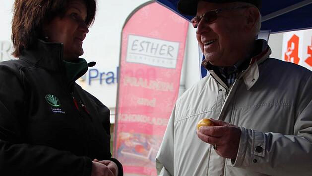 Kreisb&auml;uerin Beate Opel im Gespr&auml;ch mit Alfred Wagner, der gestern am BBV-Stand vorbeikam. Foto: Katharina M&uuml;ller-Sanke