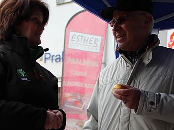 Kreisbäuerin Beate Opel im Gespräch mit Alfred Wagner, der gestern am BBV-Stand vorbeikam. Foto: Katharina Müller-Sanke
